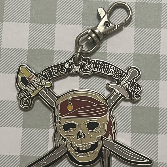 Disney Pirates of the Caribbean Skull Keychain - Picture 2 of 7